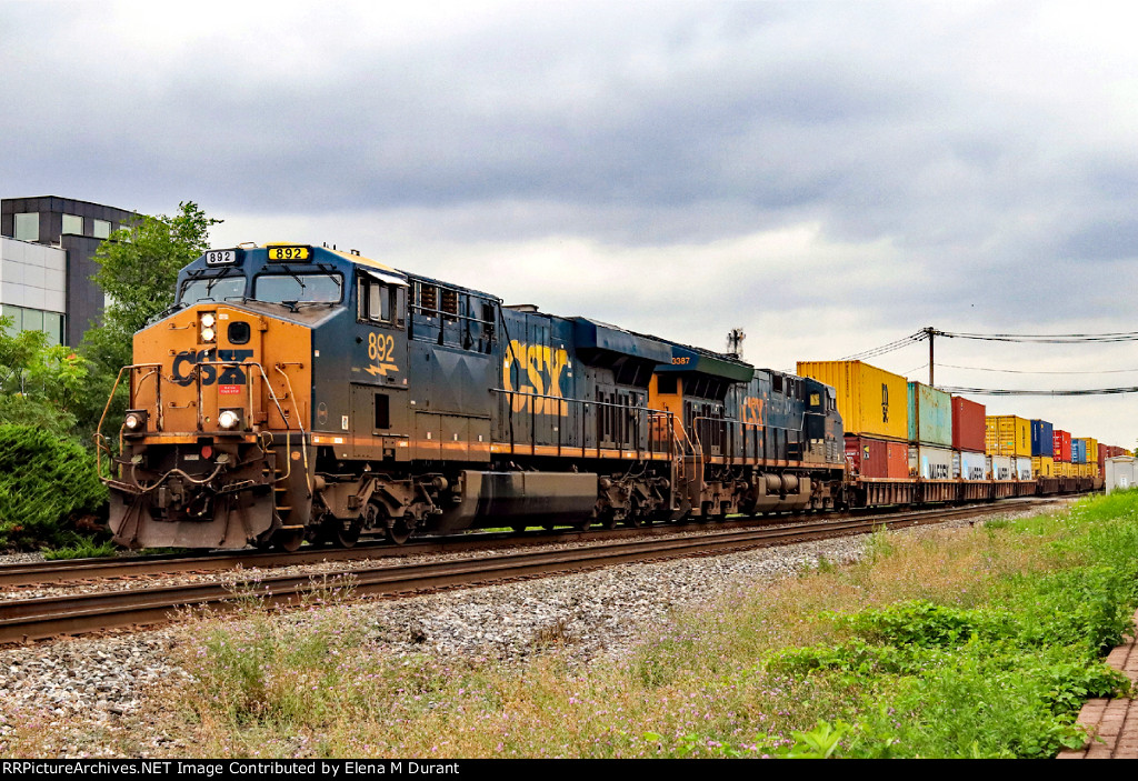 CSX 892 on I-010